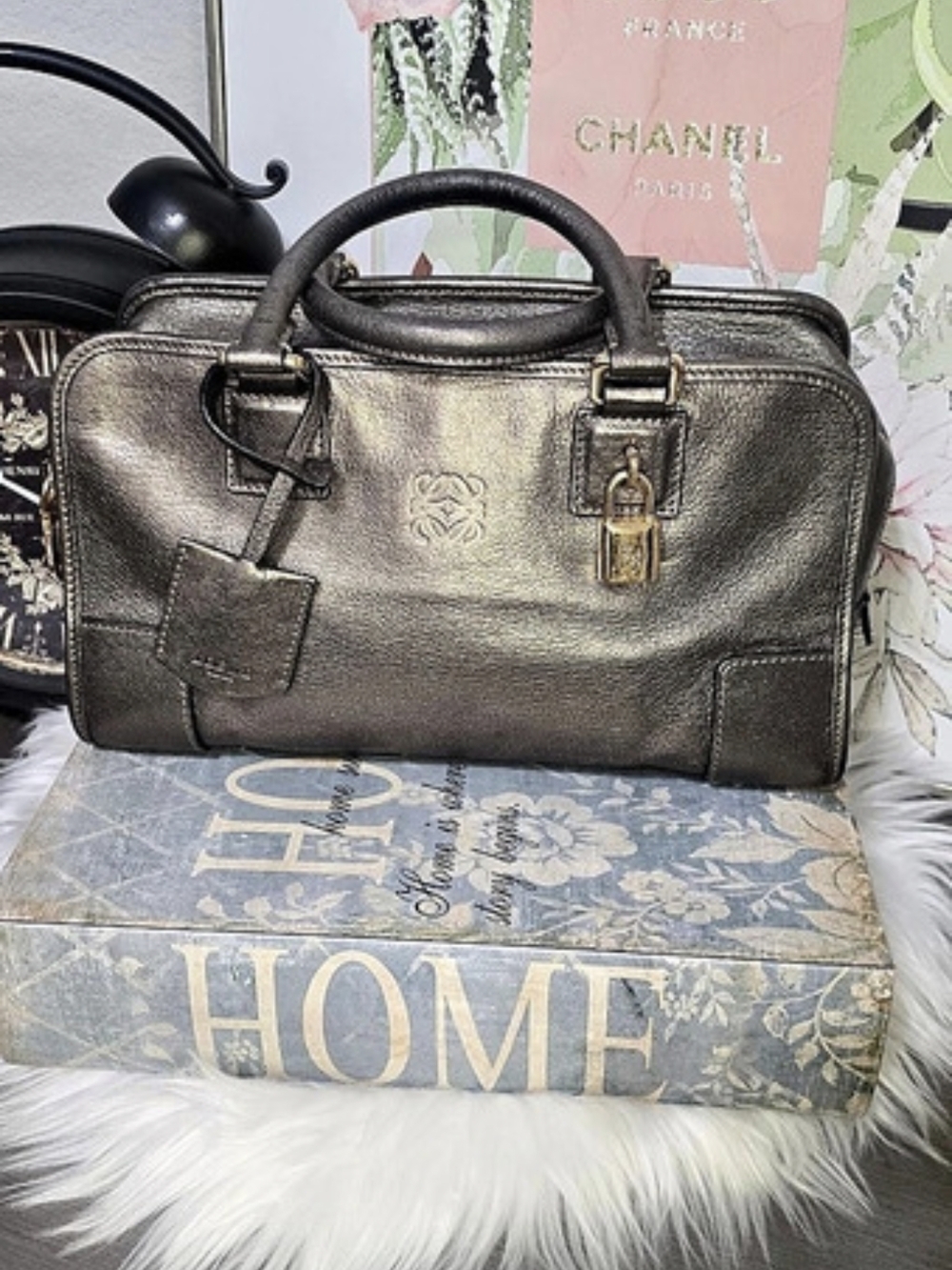 Authenticated Loewe Amazona 28 Bag Leather Satchel in Black & Gold